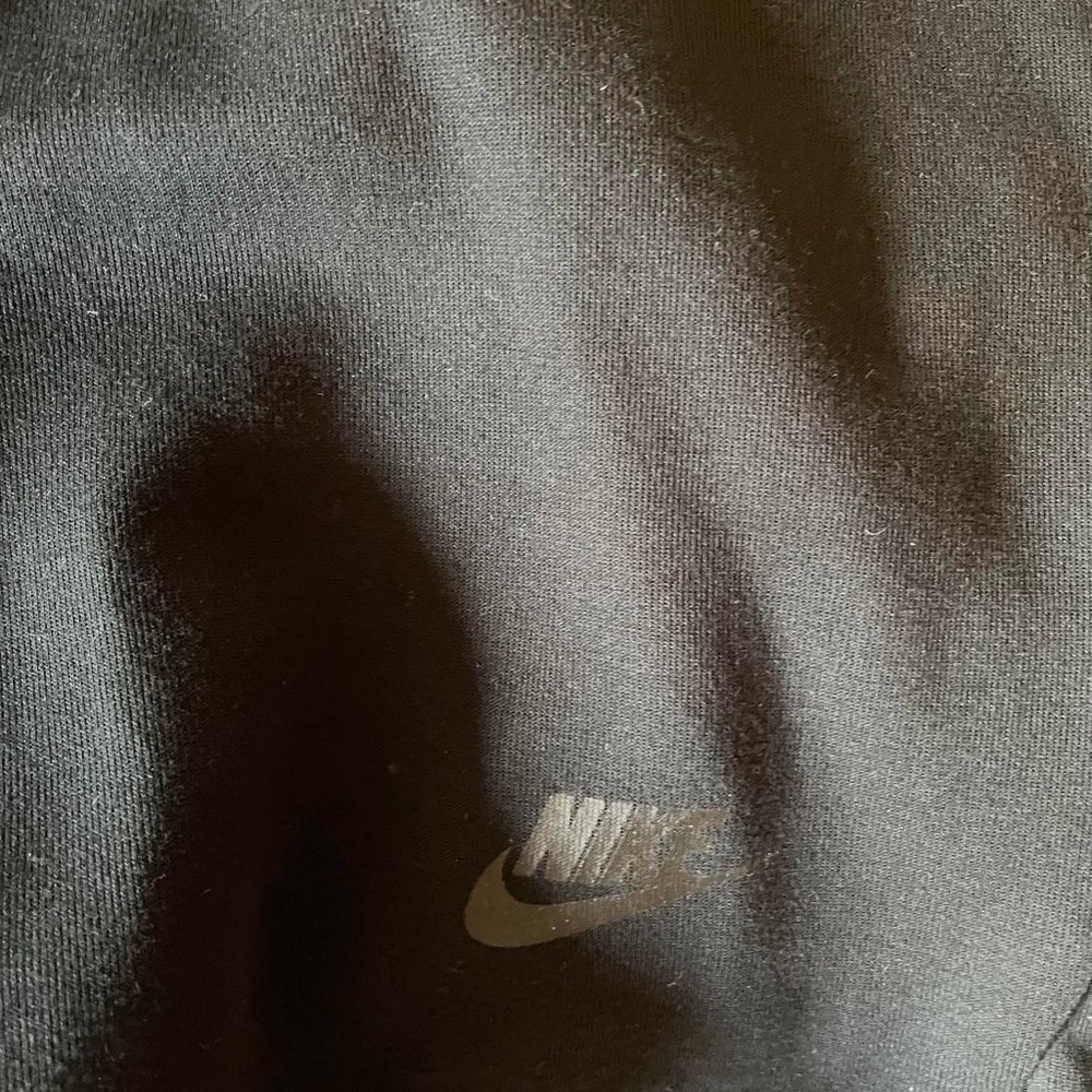 Nike Tech Wear - Picture 2 of 3